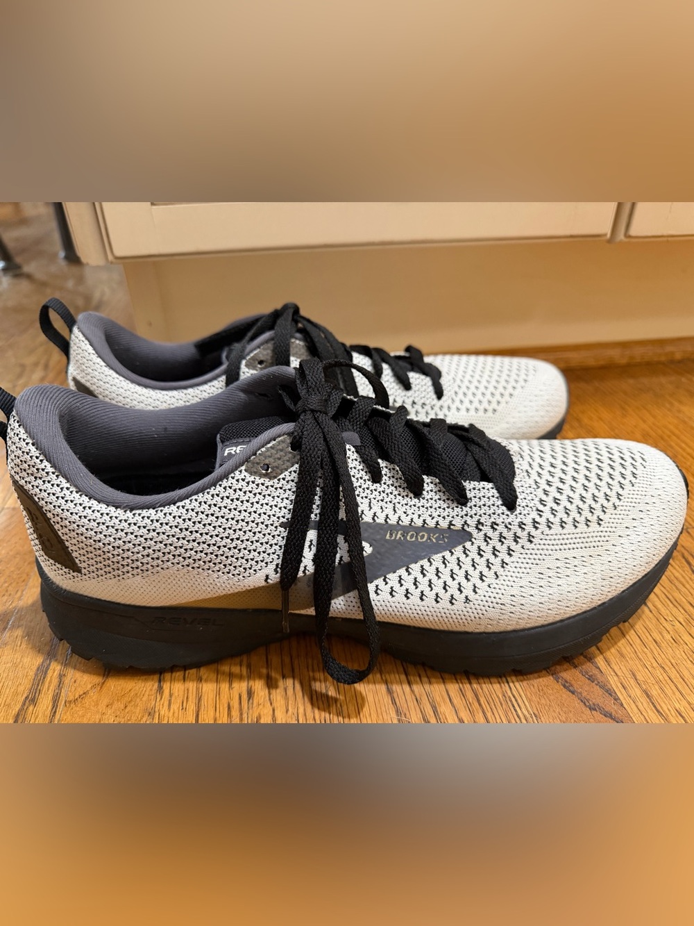 Brooks Men's Athletic Shoes Light Grayish and Black Knit Sneakers Sz 11.5